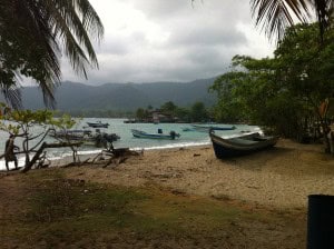 Playa Capurganá barcos