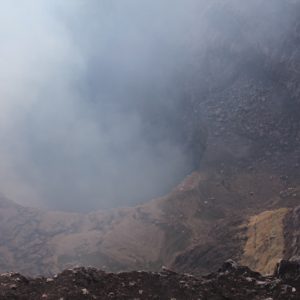 El humo de sulfuro deja vislumbrar débilmente el borde del cráter